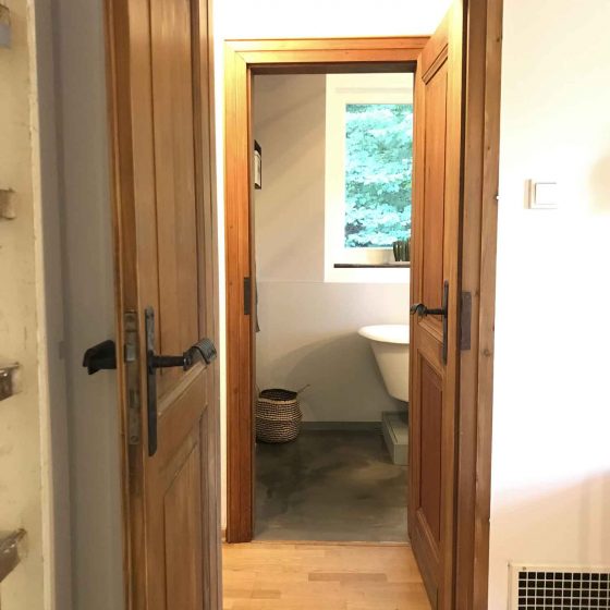 Alte Holztüren und ein modernes Badezimmer.
